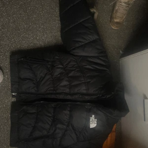 North face puffer - Nypris 2300 NOK Sparsamt använd. Kvitto finns. Köptes i januari.  Con 10/10