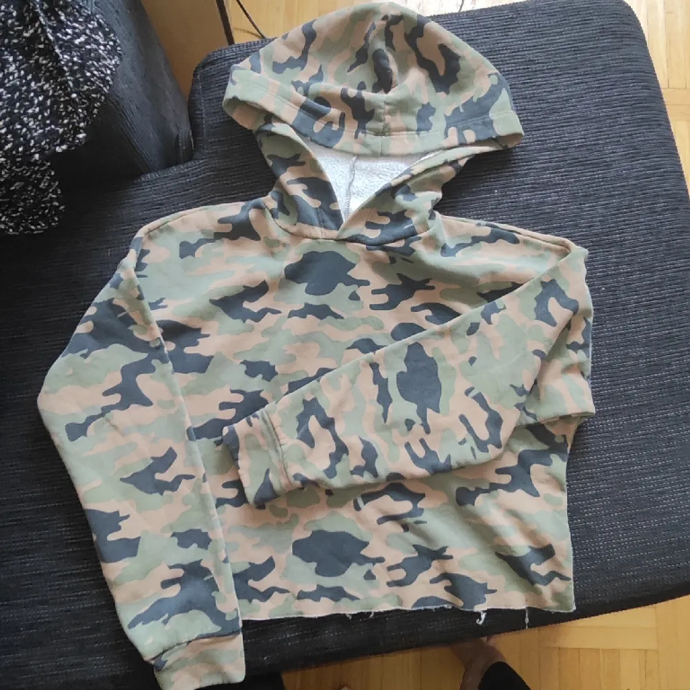 Militär mönstrad tröja. Fint skick. Stl xs /s. . Hoodies.