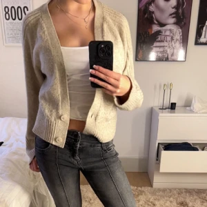 Beige kofta - Fin kofta från hm tror jag. Använder inte längre då den inte sitter så bra på mig. Pris kan diskuteras.💘