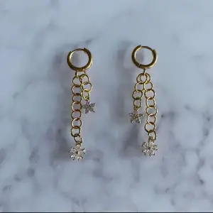 (Säljer för UF) Multi Flower Earrings Gold Xtra Long. Perfekt för dig som är detaljälskare. Vi säljer dessa för endast 30kr ?! Färg: Guld Pris: 30 kr Rostfritt stål? JA