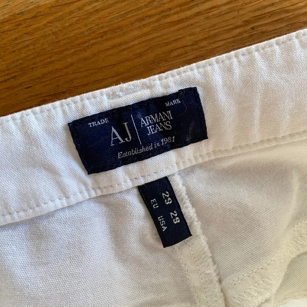 Säljer ett par vita byxor från Armani Jeans. Pris kan diskuteras. Skriv för fler bilder!. Jeans & Byxor.