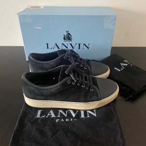 Ett par riktigt stiliga skor från Lanvin. Skorna är i storlek 43 och i allmänt bra skick förutom en liten repa på vänster toe box! Box och dustbags medföljer, nypris ligger runt 4500🙌🏼