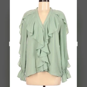 Jätte fin grön blus från zaraaa!!! - Jag säljer en ljusgrön blus från zara för 150 kr!!! 