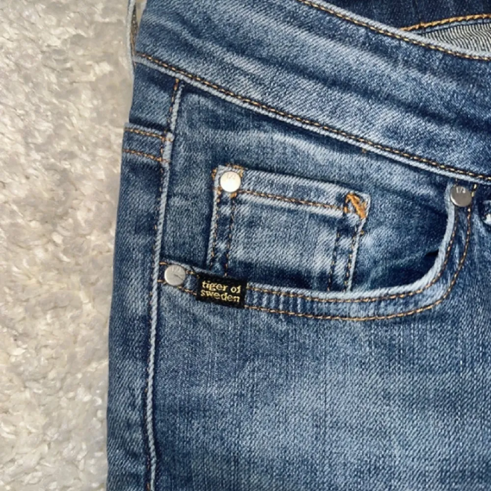 Så fina low waist jeans från Tiger Of Sweden! Har sytt de bootcut  Stlk 25/32 men eftersom jag sprättat upp de ner till så är de längre, jag är 1,66 cm💗 Älskar dessa men sitter lite för tight runt min midja därför jag säljer!. Jeans & Byxor.