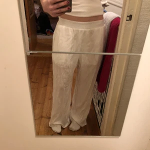 Linnebyxor  - Jätte fina linnebyxor från berska! Luftiga och sköna,dock är dem lite genomskinliga men har insydda shorts!💕