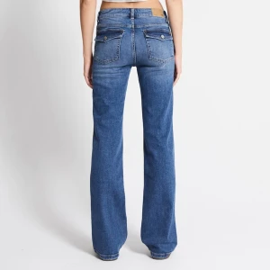 Jeans med snygga fickor - Säljer dessa supersnygga jeans från lager 157 i storlek M (full length). Nypris är 400kr och kan tänka mig att sälja dem för halva priset. De är knappt använda. Skriv för fler bilder eller vid frågor🥰