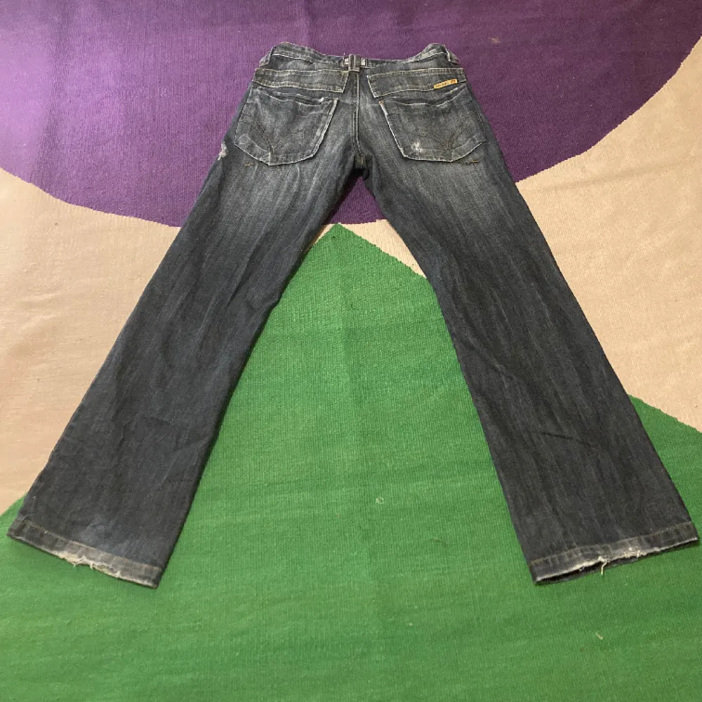 Sjukt snygga bootcut jeans från Diesel med galen wash. Snygg fit med lite ovanliga detaljer. Färgen är gråblå. Bara att skriva direkt för mått mm. Jeans & Byxor.