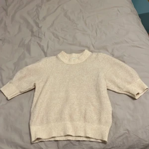 Stickad T-shirt - Jättefin stickad t-shirt💕Mycket bra skick och inga tecken på användning🤗