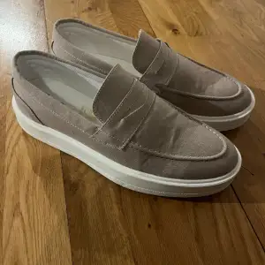 Hej! Säljer ett par beigea loafers. Skorna är helt nya och knappt använda, säljer dem då storleken inte passade. Priset går att diskuteras!