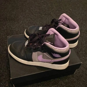 Jordans  - Ett par jordans i storlek 36/ 35,5 som ser helt nya ut!