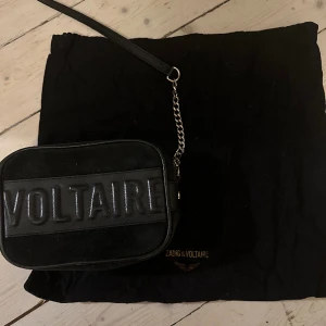 Zadig & Voltaire Väska - Svinsnygg Zadig & Voltaire väska. Den är äkta. Finns inte att få tag på denna modell längre. Passar till allt. Kan förekomma små defekter i form av skav, men inget som syns. Skriv för fler bilder eller om du har frågor. 