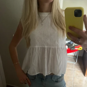 Topp med volang  - Söt vit topp från Zara💕