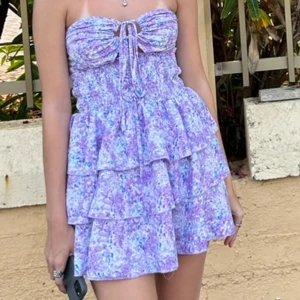 Sommar klänning - Säljer denna blommiga klänning från shein💜använd en gång🌸