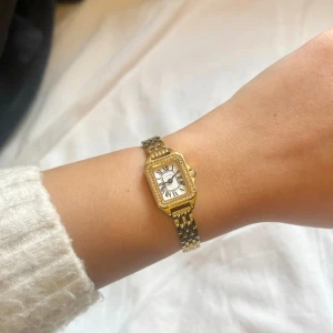 Ivy N Rox klocka - Liten och nätt damklocka, har kortat till den så omkretsen är nu 16 cm🌸nypris 1000 Man får med de två armbanden som hör till helt oanvända