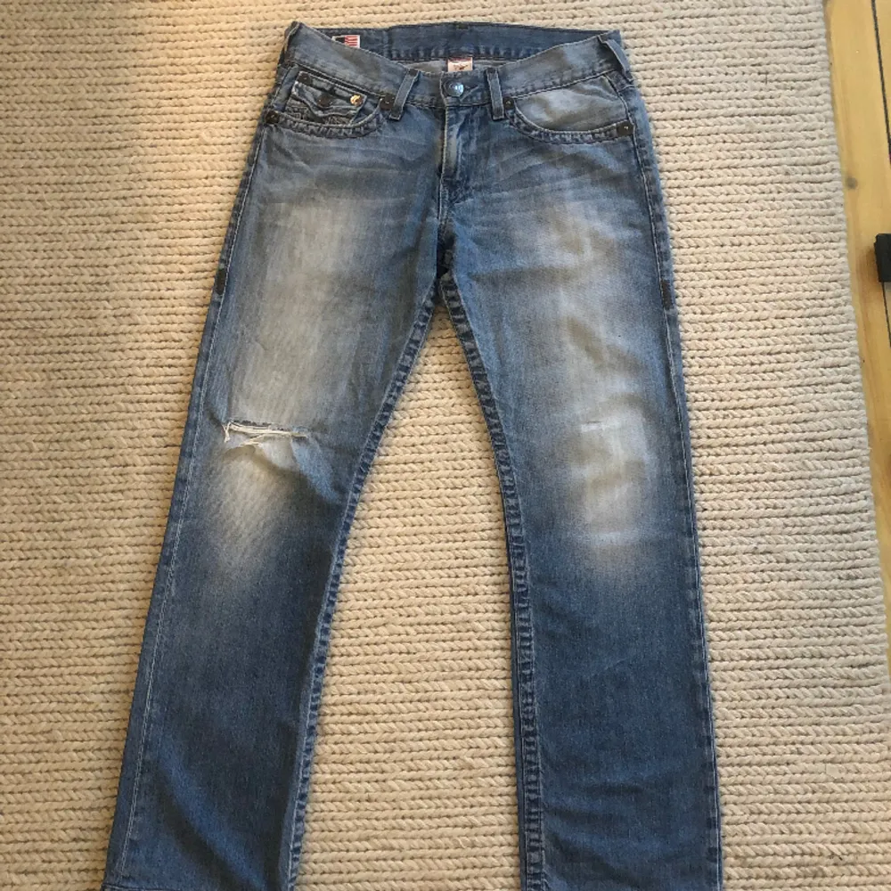 True religion Ricky Super T jeans, slitage på knäna och knappen på vänstra bakfickan borta. Också inköpta i Usa! . Jeans & Byxor.