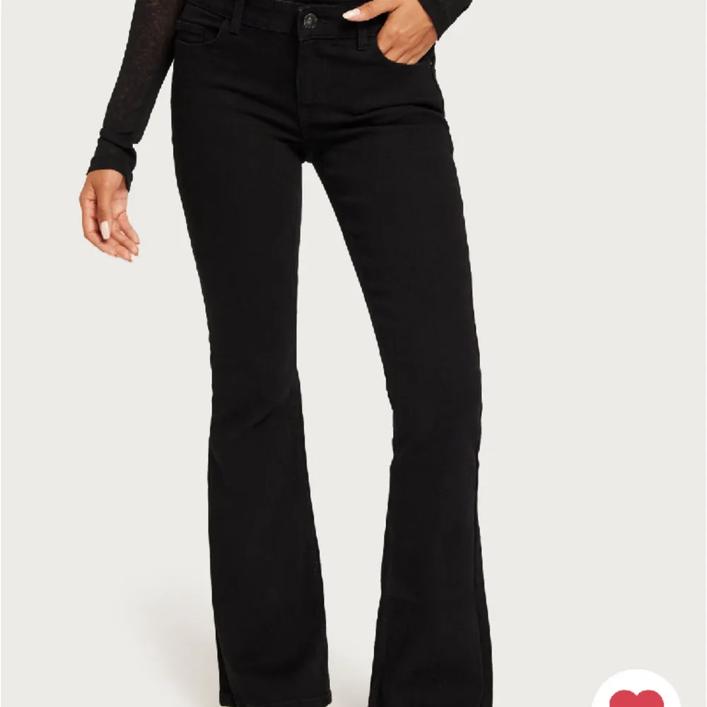 Svarta lågmidjade bootcut jeans använda kanske 5 gånger, fint skick.. Jeans & Byxor.