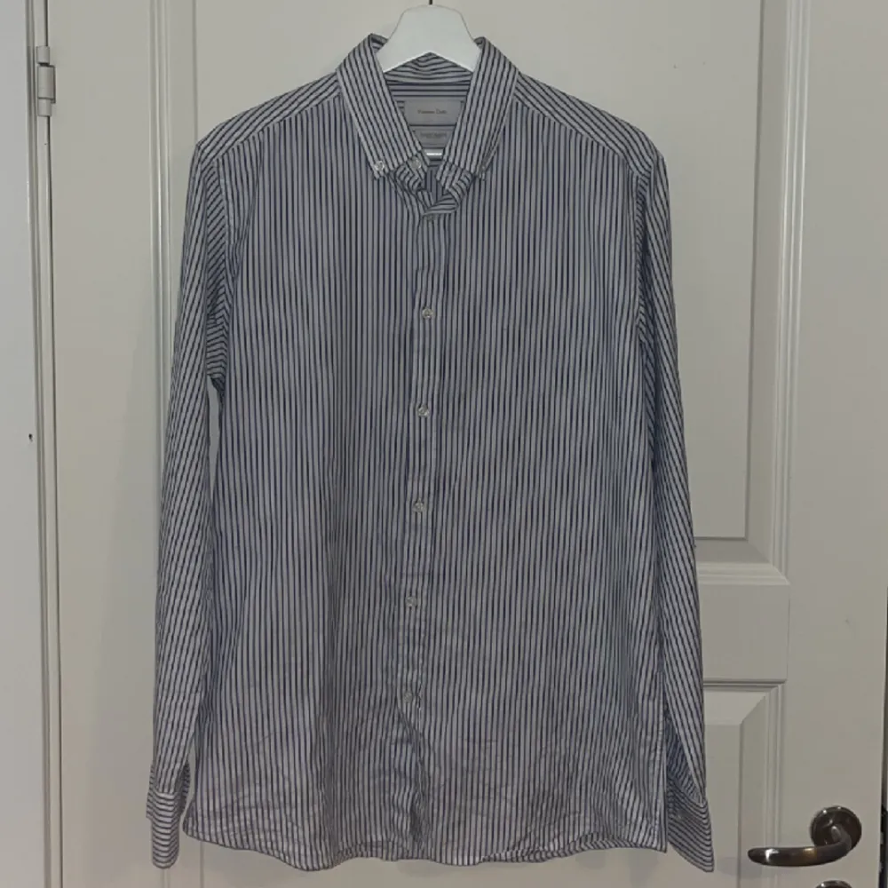 Slim fit skjorta från Massimo Dutti. Skick 8/10. Inga skador, inte smutsig, endast använd varsamt. Vit med blå stripes. Skjortor.