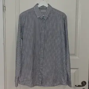 Slim fit skjorta från Massimo Dutti. Skick 8/10. Inga skador, inte smutsig, endast använd varsamt. Vit med blå stripes