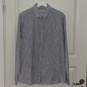 Massimo Dutti Skjorta - Slim fit skjorta från Massimo Dutti. Skick 8/10. Inga skador, inte smutsig, endast använd varsamt. Vit med blå stripes
