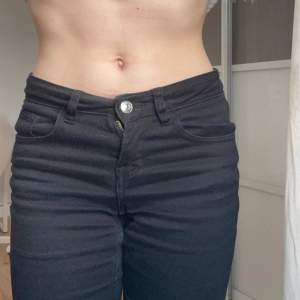 Jätte fina svarta jeans från hm i modellen low waist flare🤍