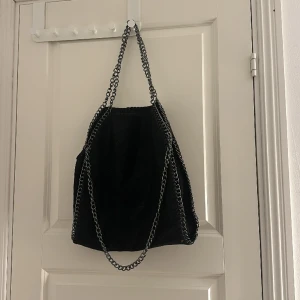 Kedjeväska - Säljer denna väska som inte kommer till så mycket användning längre. Köpt för 450kr, mitt pris 250kr💗inga effekter och som ny💗💗