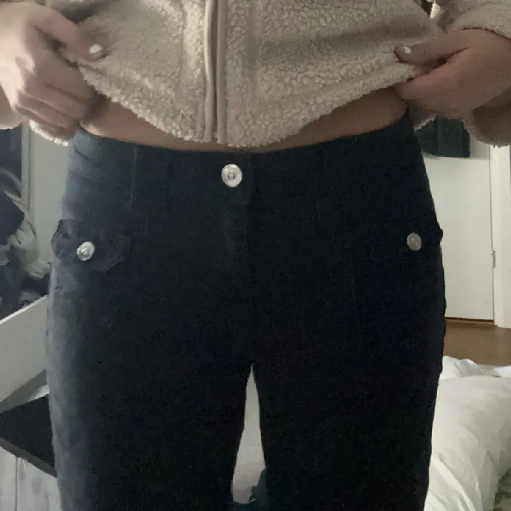 Säljer dessa snygga jeans från hm. Jag skulle säga att de passar någon som är 165-170. Dessa är slutsålda överallt! De är stretchiga och sköna😊💕passar mig som har storlek 36 i vanliga fall!. Jeans & Byxor.