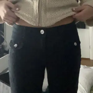 Säljer dessa snygga jeans från hm. Jag skulle säga att de passar någon som är 165-170. Dessa är slutsålda överallt! De är stretchiga och sköna😊💕passar mig som har storlek 36 i vanliga fall!