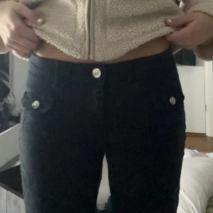 Trendiga hm jeans!! - Säljer dessa snygga jeans från hm. Jag skulle säga att de passar någon som är 165-170. Dessa är slutsålda överallt! De är stretchiga och sköna😊💕passar mig som har storlek 36 i vanliga fall!