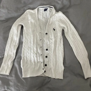 Ralph lauren tröja  - Nu säljer jag min Ralph Lauren tröja i stl S, då den inte kommer till användning!  Priset kan diskuteras vid snapp affär!  Kontakta mig om ni vill veta mer!💕