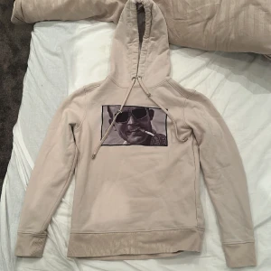 Limitato hoodie  - En fin limitato hoodie i beige färg med en väldigt liten nyans av ljus rosa typ. har nästan aldrig använt den för jag växte ut den för snabbt.