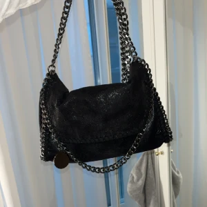 Handväska - Jätte snygg Stella McCartney liknande väska med silver kedja, har inga tecken på slitningar💕säljer för jag köpt en ny väska och den här inte kommer till användning längre💗