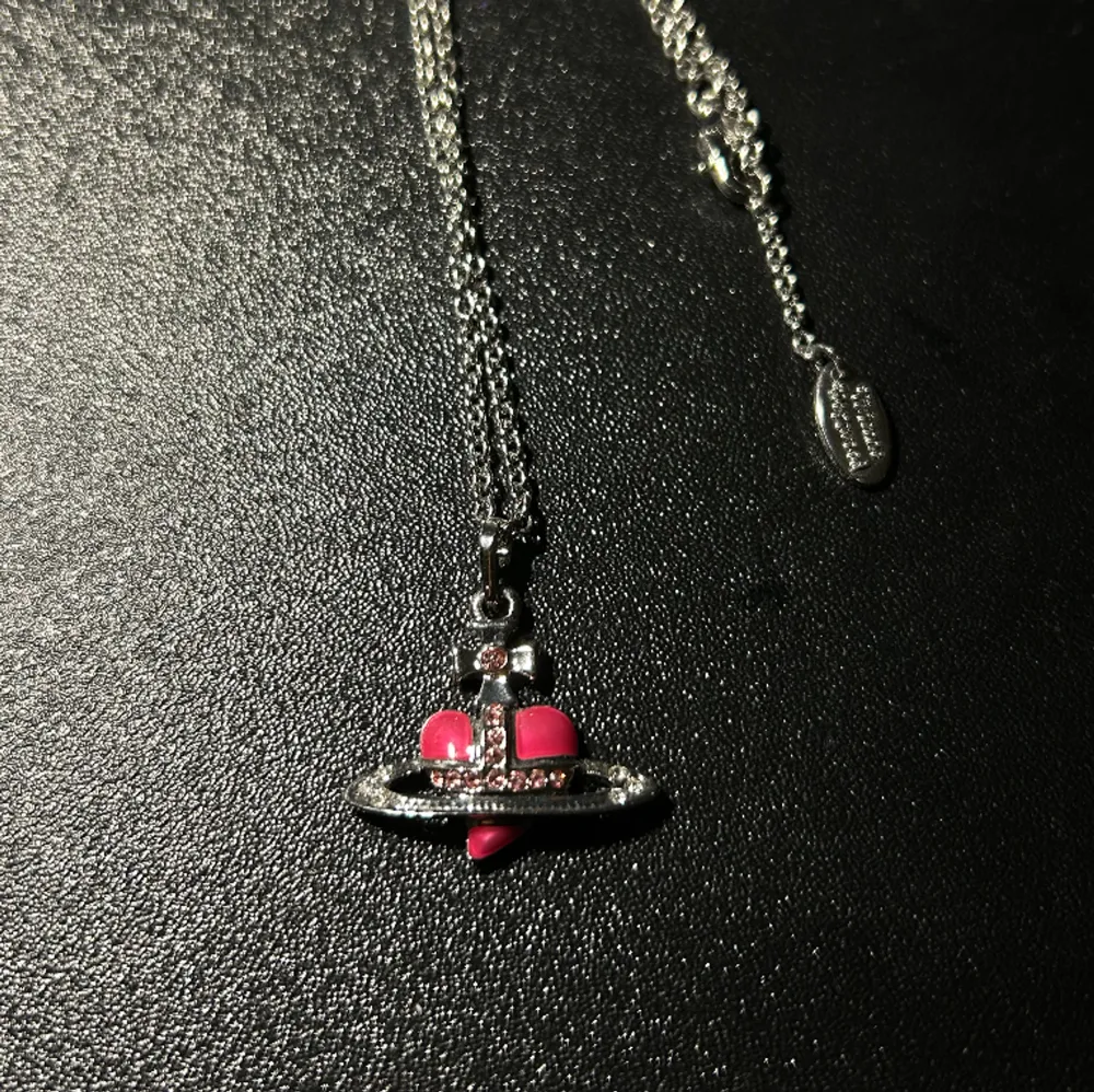 Cute vivi necklace i ny skick aldrig använd. Säljer då den inte kommer till använding, kommer med låda och påse, ingen rost eller defekter. Replica i topp skick. 22cm lång men är skysterbar till kortare!🌟 Pris kan diskuteras!. Accessoarer.