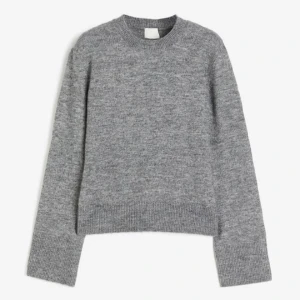 Grå Stickad Tröja - Grå stickad tröja från hm, använd fåtal gånger. storlek M men passar även som S . Säljer för 170 men kan även ändra till 200 om man vill ha fri frakt!