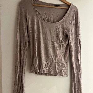 Tröja - Säljer denna beige/gråa tröjan från Gina. Från soft touch. Fint skick!  