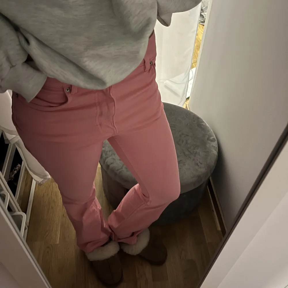 Sjukt snygga rosa jeans köpa second hand! Först till kvar! Lite fläckar längst ner vid foten men absolut inget som syns tydligt, hör av er så skickar jag en bild💘. Jeans & Byxor.