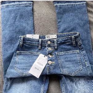 Lågmidjade jeans - Fina blåa lågmidjade jeans med prislapp kvar, storlek 32 men funkar och passar för en 34!