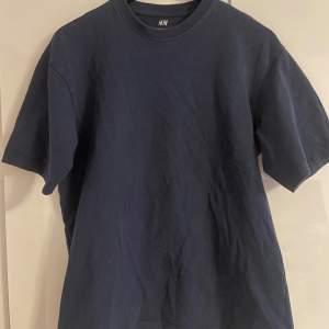 Oversized HM t shirt mörkblå Modell: heavyweight t-shirt relaxed fit  Storlek: S 