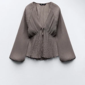 Zara blus  - Säljer min fina blus från zara som Tyvär inte kommit till använding❤️❤️