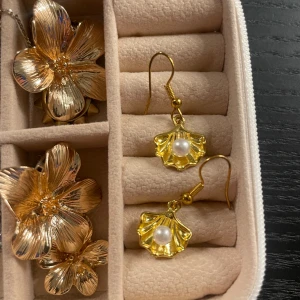 Snäckor  - Säljer dessa örhängen från SLY! 🌟 Så sjukt fina och passar till allt!! Bilderna är tagna från deras instagram! 🤩