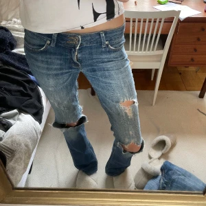 Coola jeans med hål - Snygga Lågmidjade bootcut jeans med revor. De är från lee och köpta under 2000-talet av min mamma. Supercoola med mycket hål i. 