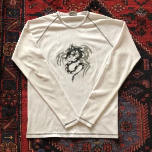 Vintage Longsleeve XXL - Vintage longsleeve tröja från Crossball. Size XXL sitter jättebra som medium. Väldigt bra skick! Väldigt drainer/y2k. Extremt cool drakprint. Pris kan diskuteras…