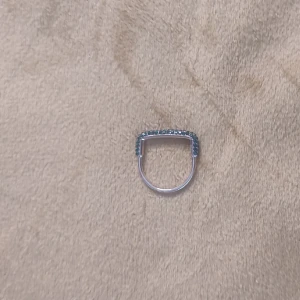 Lite lyxig artsy ring 💍 - Lite lyxigare "fyrkantig ring". Jag är osäker på storleken något mellan 16-17 skulle jag gissa på