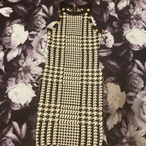 Svart och vit klänning  - Har använt 1 gång 