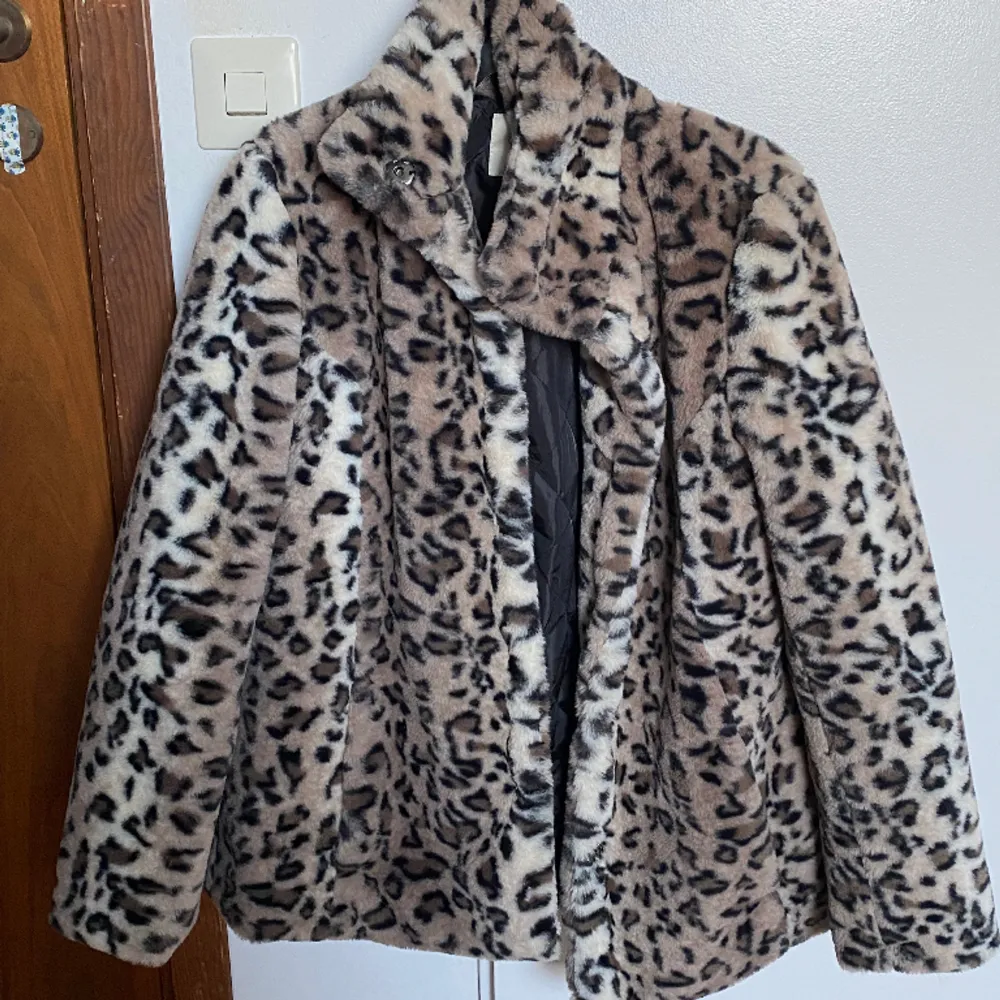Leopardmönstrad jacka/kappa från cellbes. Knappt använd. Nytt pris 800 jag säljer för 350. . Jackor.