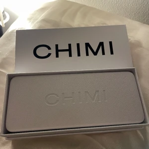 Svarta CHIMI glasögon  - Oanvända CHIMI solglasögon som inte kommit till användning. Dessa har dessutom aldrig testats. Kom i present! Köptes för 1400 kr