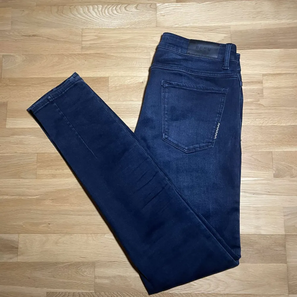 Snygga neuw jeans i modellen iggy skinny, som sitter slim. Storlek 30 i midja och 32 i längd. Jeansen är helt nyskick.. Jeans & Byxor.