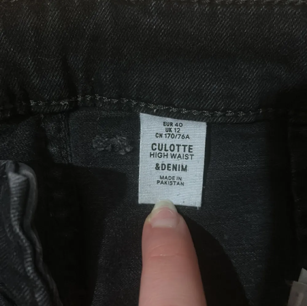 Säljer dessa jätte fina svarta jeans då dom har blivit för korta för mig ”172” är jag, det står strl 40 men skulle nog säga 38.. Jeans & Byxor.