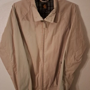 Carhartt Jacka - Säljer min jacka p.g.a att den inte kommer till användning. Den är S men pasar Xs med. Den har använts därav priset. Priset kan abslolut diskuteras då jag gärna vill få sålt den