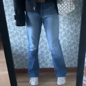 detta är thrifted i usa. jätte fina och äkta levis, inga skador.