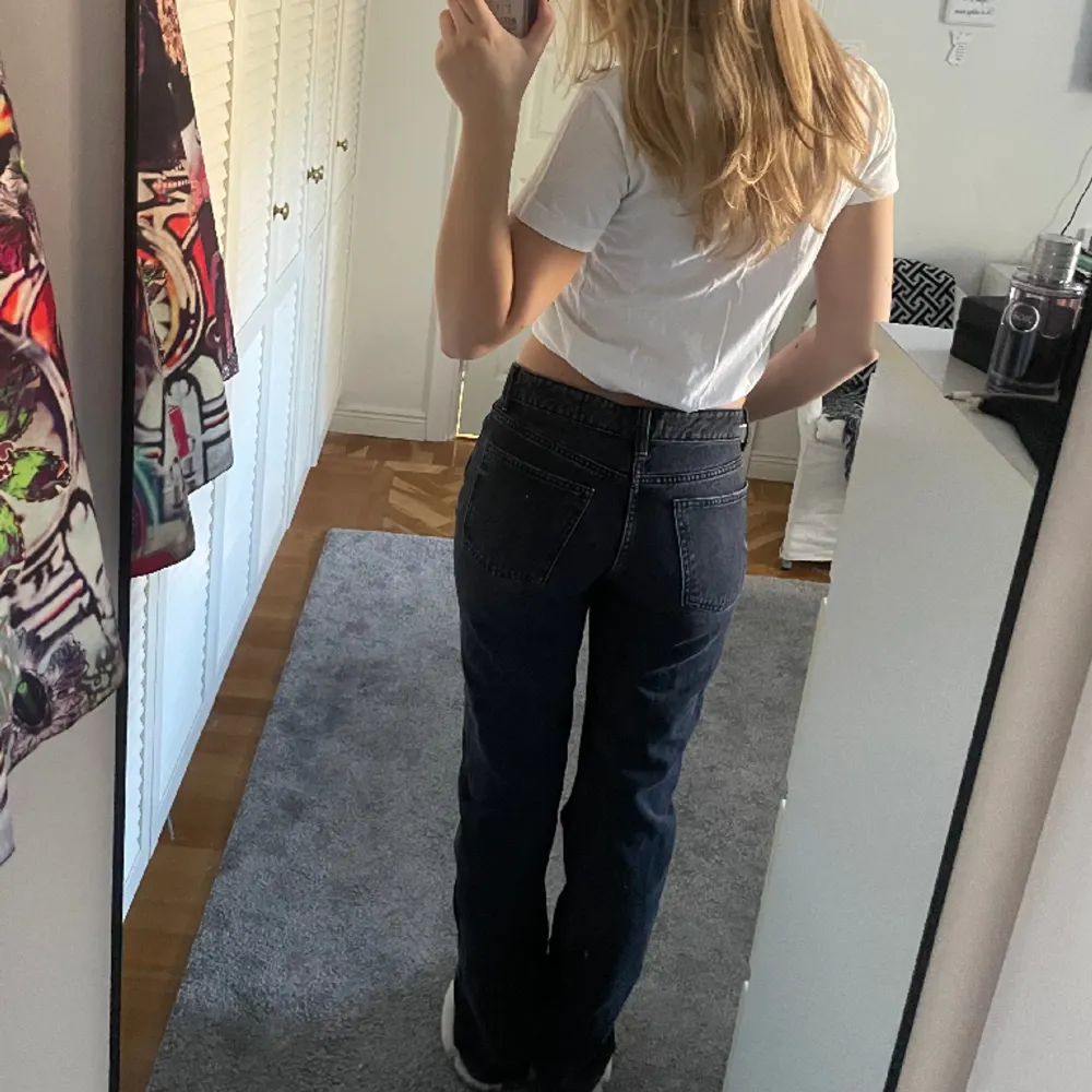 Säljer dessa raka mid wised jeans från Zara då jag har ett par liknande. Fint skick, knappt använda. 🖤🖤Säljer endast vid bra pris. . Jeans & Byxor.